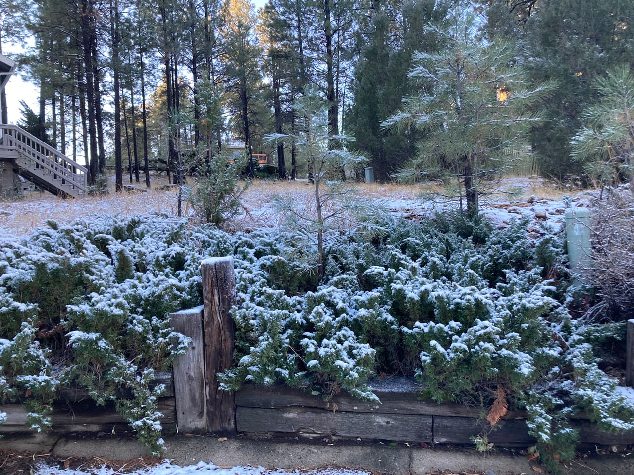 A partir de este viernes por la mañana, el 
<a href="https://twitter.com/NWSFlagstaff/status/1469333818272219136" target="_blank">Servicio Meteorológico Nacional de Flagstaff</a> informa de 2.3 pulgadas de nieve en el aeropuerto de Flagstaff y 3.1" en Bellemont.
<br>