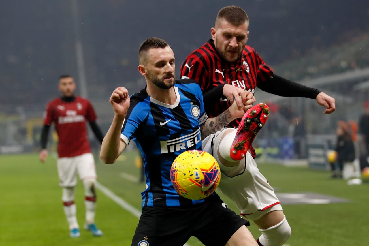 Inter se impone al Milan tras un partidazo. Cuatro goles a dos marcaron la diferencia en este derby. Zlatan y Rebic anotan por parte del Milan, mientras que por parte del Inter anotaron Brozovic, Vecino, Stefan de Vrij y Lukaku al último minuto.