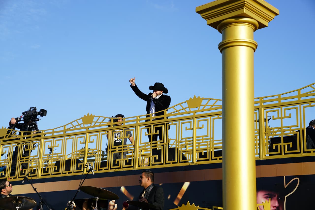 El camión mismo era el centro de transmisión y además, a Gerardo se le ocurrió llevar arriba hasta una batería completa.