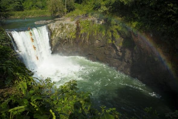 Dane Jackson navega una gran cascada durante el Primer Descenso Red Bull: Proyecto Michoacán, en Tlapacoyan, VE, México, 6 de Diciembre, 2013.