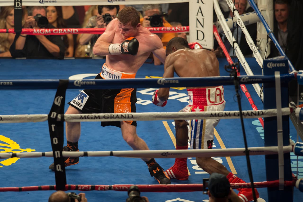 1- Para cualquier disciplina humana, la que sea, no hay mejor cualidad que la disciplina y el ‘Canelo’ es poseedor de ella. No solo se ha preparado ha conciencia para su pelea con el Jr., a lo largo de su carrera esa ha sido su marca. No importa si el rival ha sido grande o pequeño.