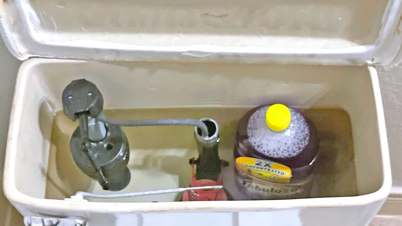 Otro peligroso truco es colocar la botella completa en el tanque del sanitario, con un pequeño orificio, para que suelte líquido en cada descarga. Sin embargo, Consumer Reports señala que 
<b>puede obstaculizar el mecanismo del baño, causando daños y corroer el material</b>.