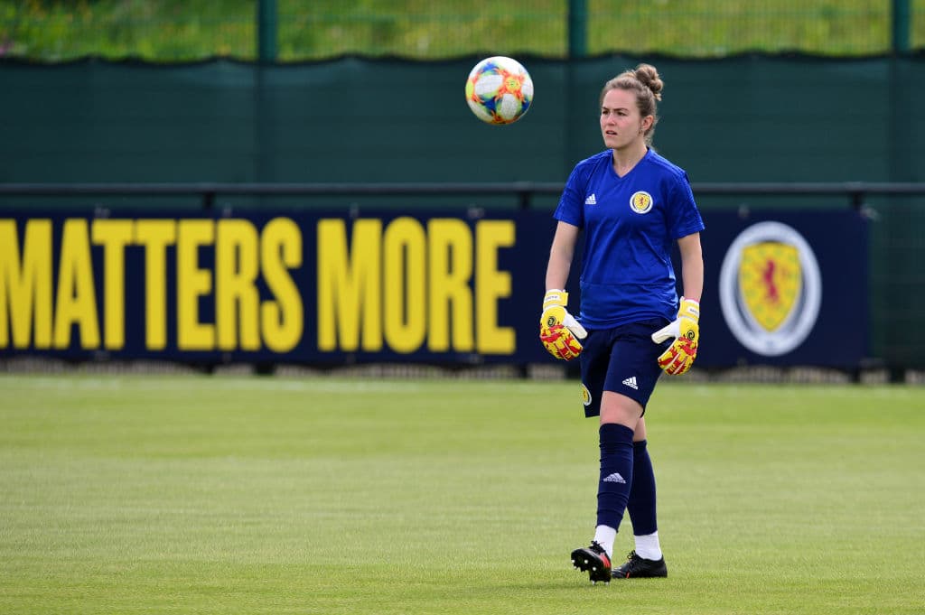 La Selección femenil de Escocia cerró su preparación para participar en su primera aventura en una Copa Mundial Femenina cuando el domingo próximo hagan su presentación en una competencia de esta envergadura ante, ni más ni menos que, Inglaterra, una nación con una gran rivalidad en el campo de fútbol sin importar la rama o la categoría. En medio de la última práctica antes de viajar a Francia algunas jugadoras participaron en una interesante sesión fotográfica.