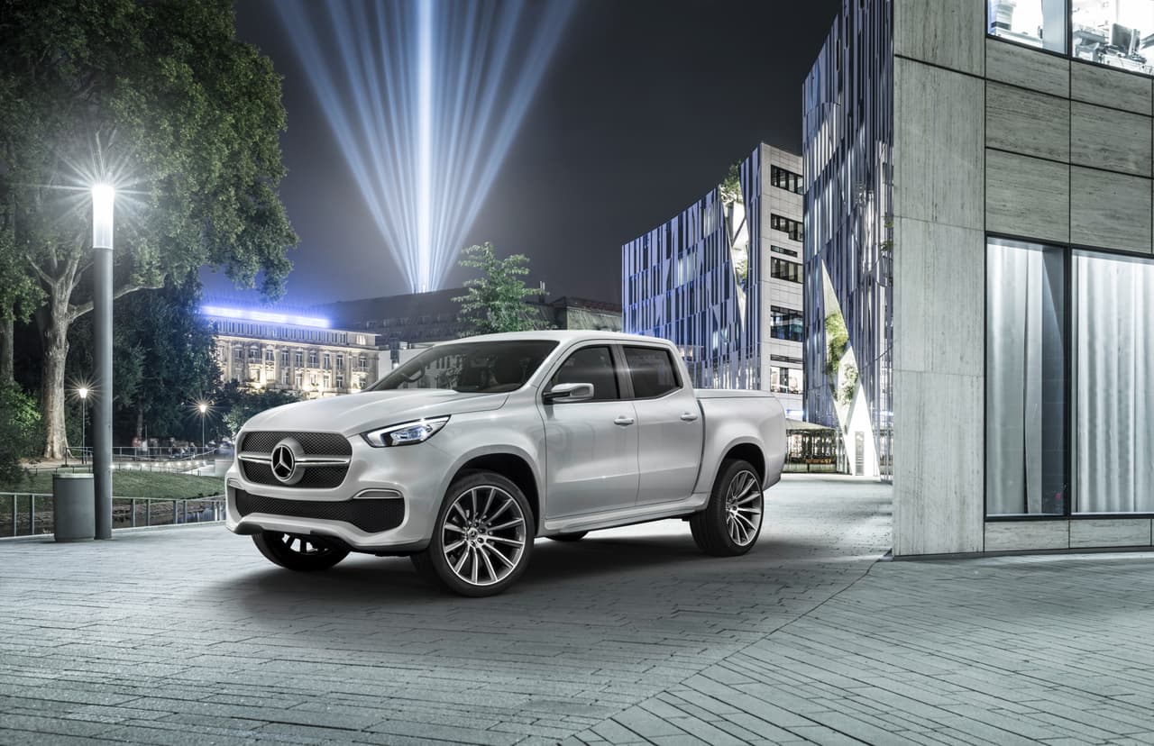 Mercedes-Benz presentó dos versiones de la Clase X. Una de ellas fue la Stylish Explorer (exploradora estilizada) que cuenta con un perfil más urbano y lujoso que muestra una marcada diferencia visual con su contraparte todoterreno. La marca parece decidida a mantener una apariencia sobria y estilizada.