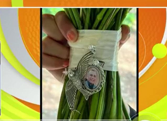 Lo que deseaba la comunicadora era que su familiar estuviera presente de alguna manera en su boda y por eso colocó 
<b>una foto de su tío justo en el broche</b> que sujetaba el ramo de novia. 
<br>