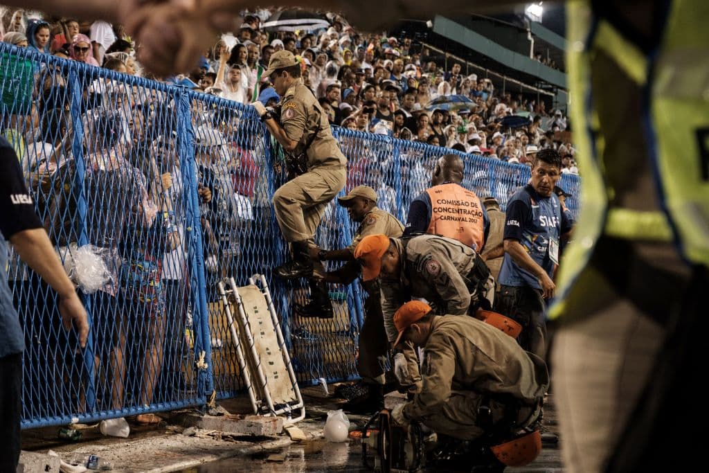 "Fue una fatalidad", lamentó en declaraciones a Efe un portavoz de Tuiuti, que explicó que la policía investiga las circunstancias del siniestro. "El desfile continuó, pero el ambiente ya no puede ser el mismo", admitió el portavoz.