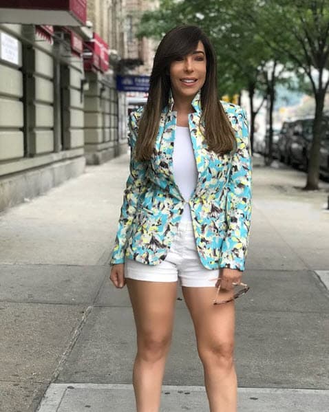 Además de sus piernas, otra de sus características es su 'cinturita', la cual mide 22 pulgadas (55 centímetros).