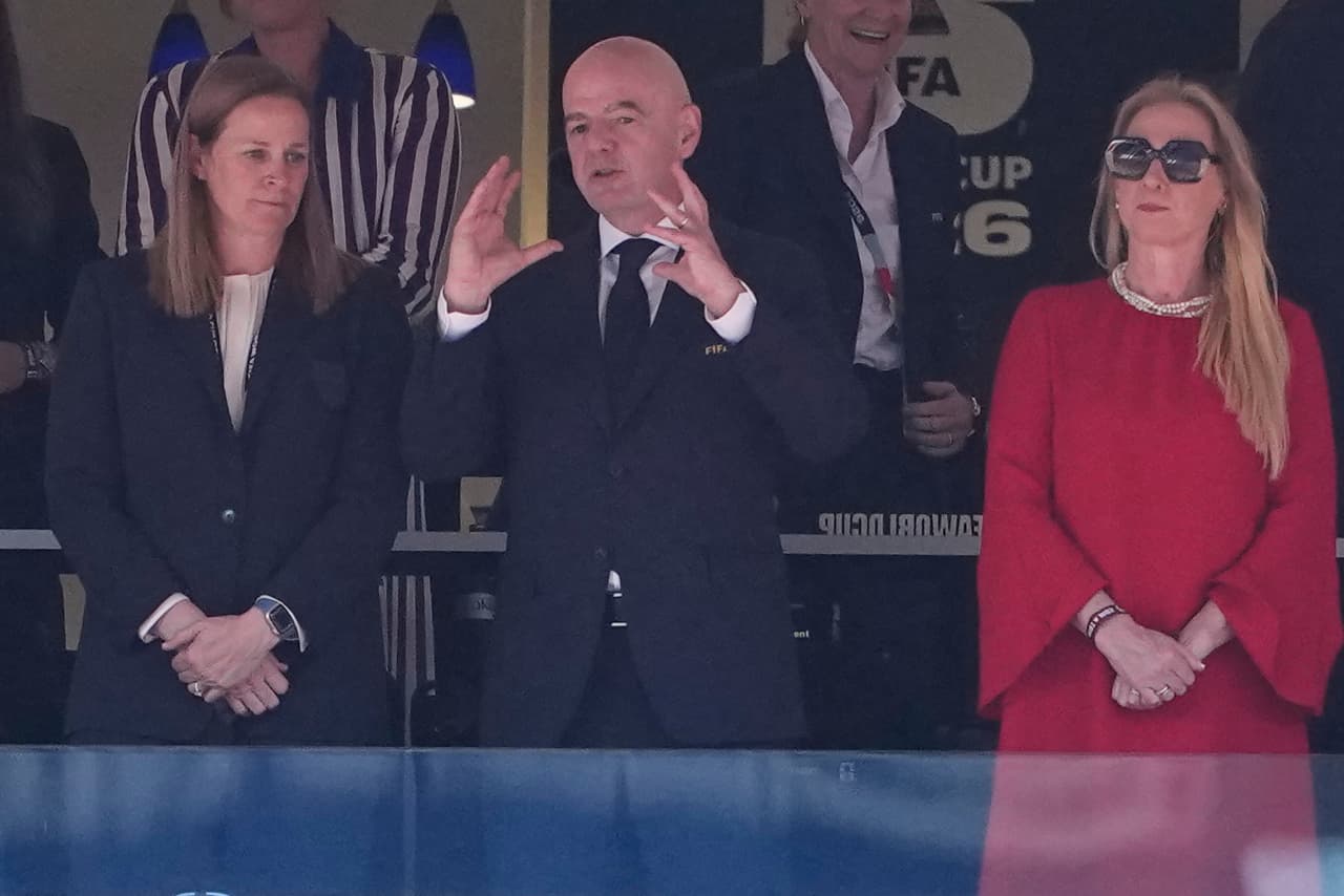 El presidente de la FIFA, Gianni Infantino, conversa con la presidenta de la Federación de Fútbol de Estados Unidos, Cindy Parlow Cone (a la izquierda), mientras la empresaria belga Pascale Van Damme observa, antes del partido de octavos de final de la Copa del Mundo entre Estados Unidos y Bélgica en Seattle, el lunes 6 de julio de 2026.