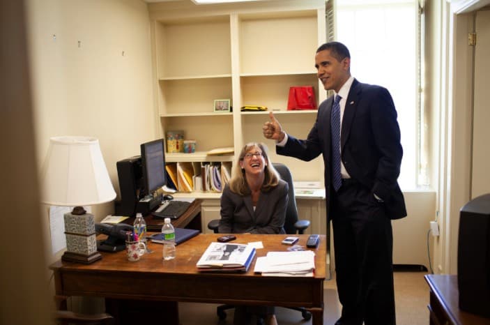 El presidente Barack Obama fotografiado con Melissa Winter, la asistente de la primera dama Michelle Obama, en el Ala Este, marzo de 2009. Fuente: Archivos Nacionales.