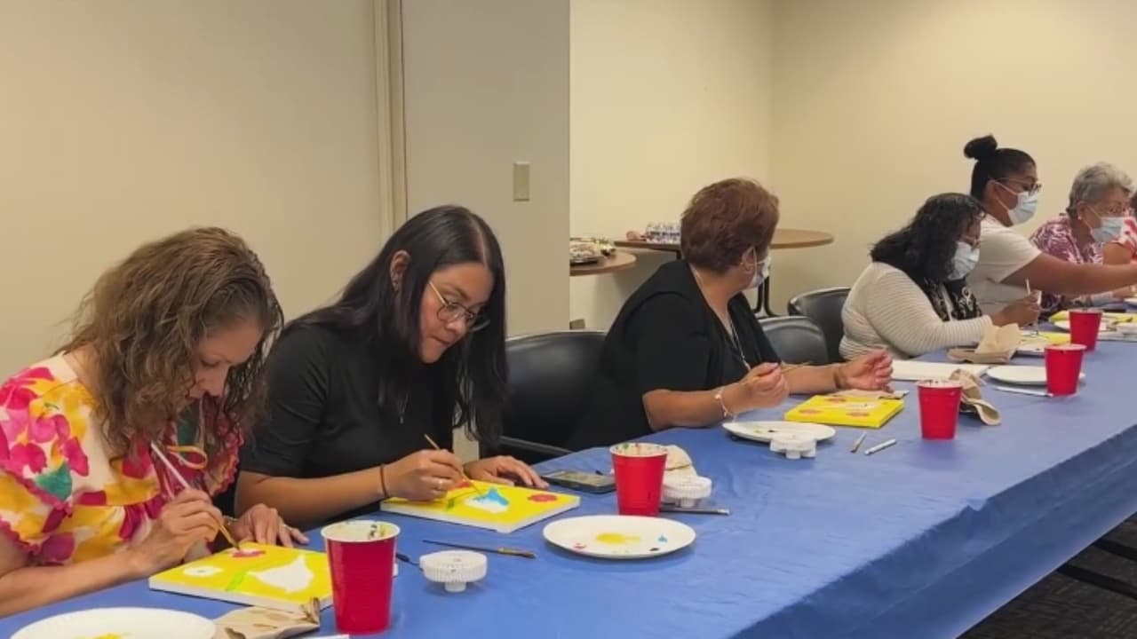 Esta clase de pintura en español se ha convertido en el refugio de pacientes con cáncer en Houston