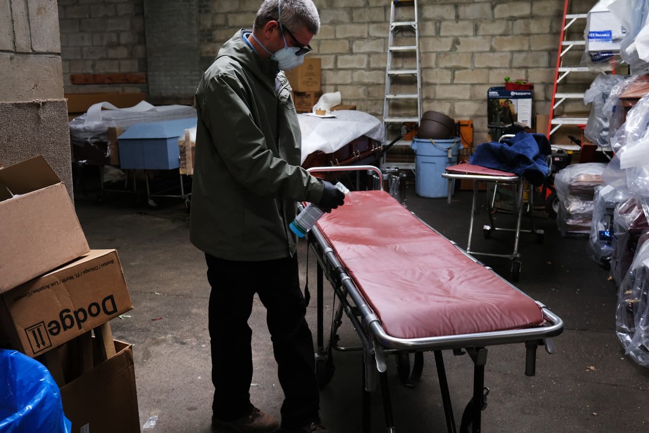 Las funerarías han tenido que reforzar las medidas sanitarias para manejar los cadáveres durante la pandemia de coronavirus.