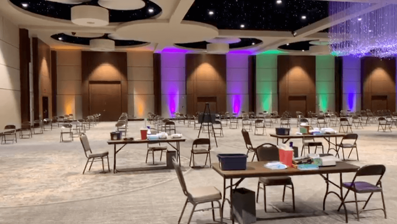 El proceso de vacunación contra el coronavirus en el norte de Texas sigue avanzando con la apertura de nuevos centros de vacunación en nuestra área.