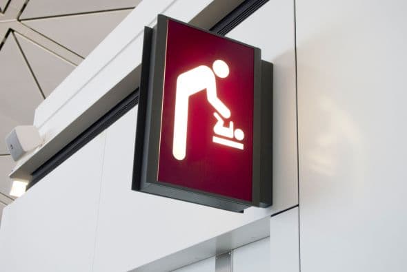 Cámbialo antes de abordar. Suban al avión con el pañal limpio y, si es posible, elige un asiento cerca del fondo de la aeronave, para tener menos audiencia.