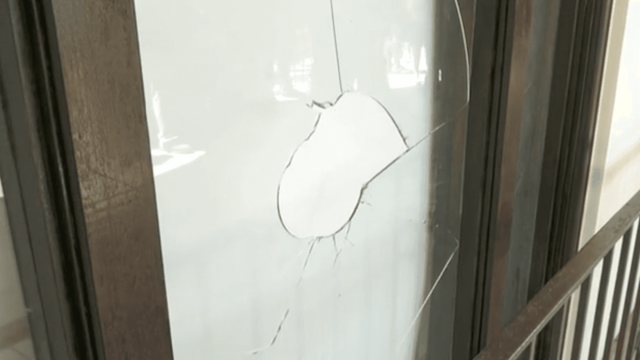 Un supuesto padre de familia golpeó una ventana de vidrio y se causó laceraciones en la mano, comentó el Jefe de Policía del distrito escolar, Johnny Reyes Jr. El distrito escolar pidió paciencia a los padres de familia durante situaciones similares.