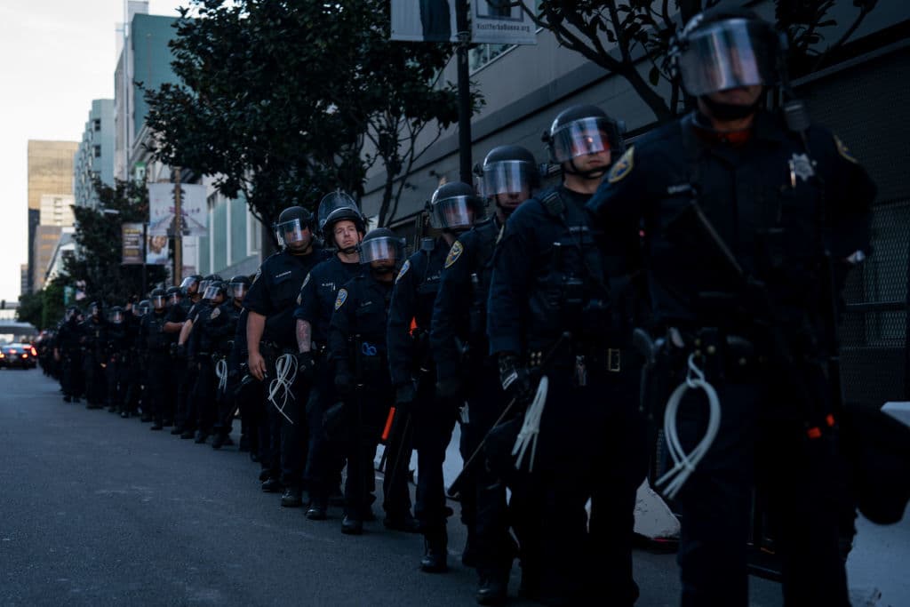 La organizadora del Movimiento Juvenil Palestino exige que el gobierno estadounidense rinda cuentas por suministrar armas a Israel en la guerra contra Hamás.