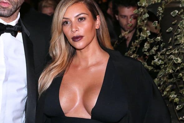 No cualquiera tiene la segurida para pasar por una alfombre roja con ese escote. Mira aquí lo último en chismes.