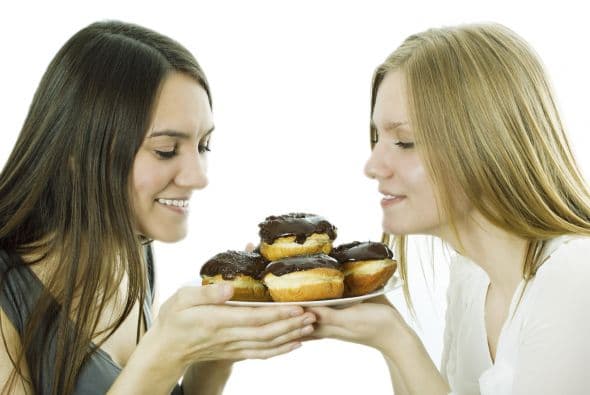 Algo para comer. Tanto a Valeria como a mí nos encanta la comida, por lo que la fiesta nos pareció una oportunidad divertida para las que quisieran llevaran algún snack para compartir. Para nuestra sorpresa, la mayoría de las mujeres llegó con algo para comer. ¡Hasta hubo un pastel!