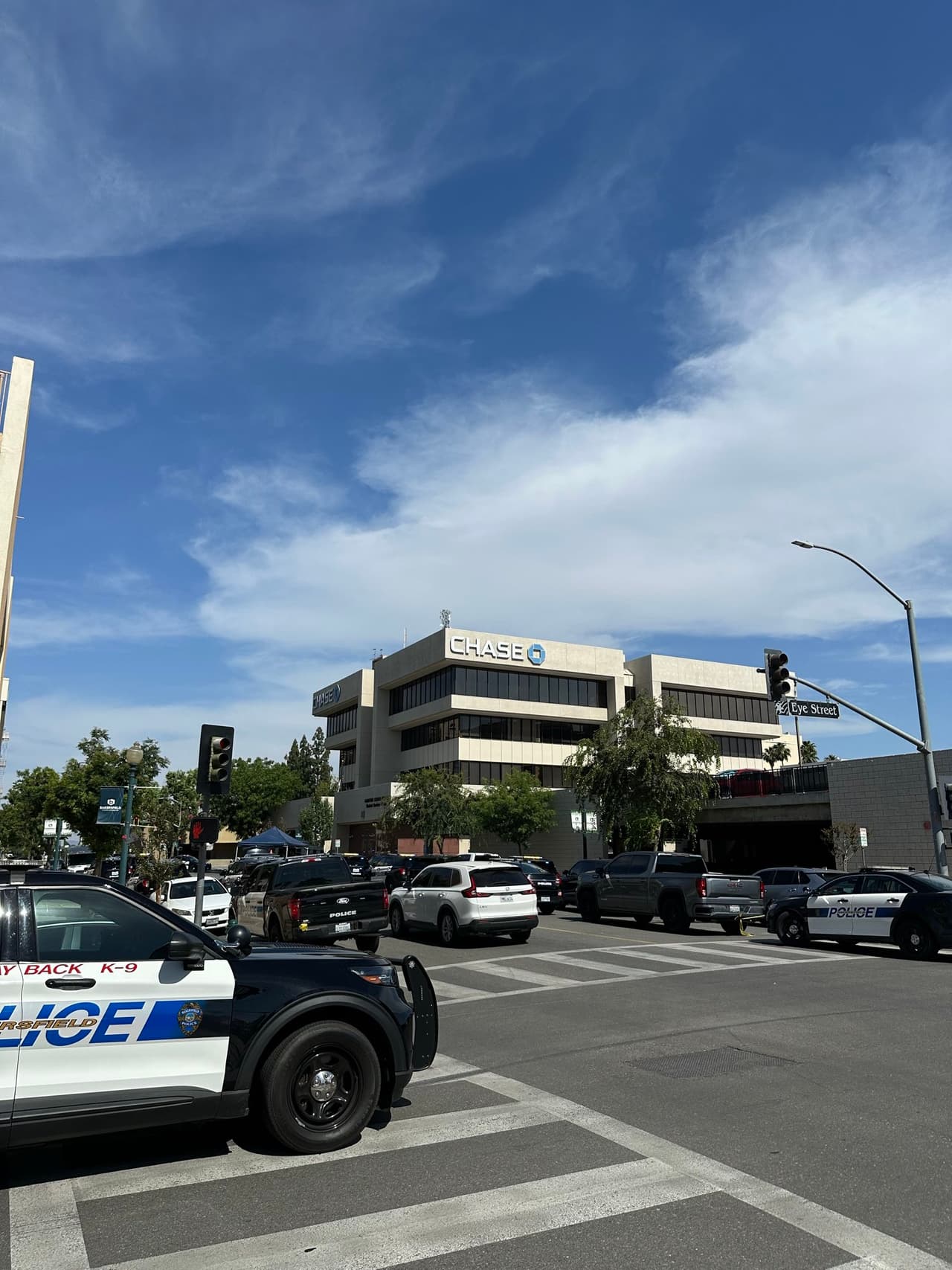 Amenaza de bomba en banco de California y hombre atrincherado desatan fuerte operativo policial