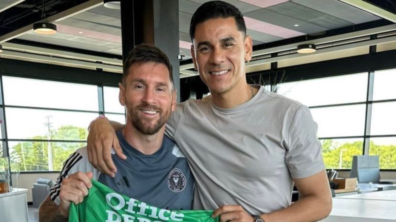 Lionel Messi recibe playera del Pachuca de manos de Óscar Ustari 