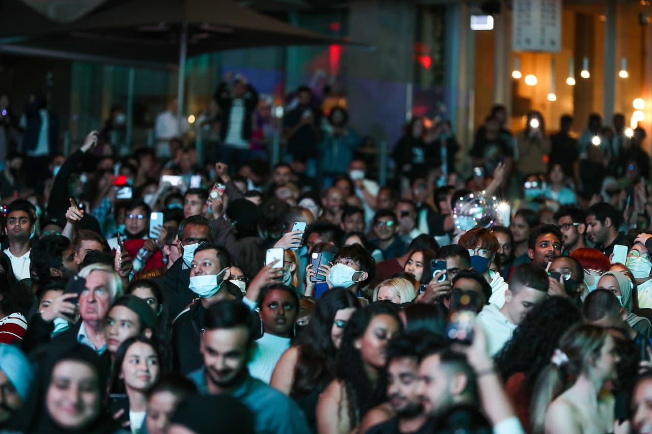 De manera adicional, los CDC recomendaron que las personas completamente inmunizadas deberían seguir practicando las medidas de prevención básicas como evitar conglomeraciones y espacios cerrados con poca ventilación, lavarse las manos de manera frecuente y hacerse una prueba de covid-19 si desarrolla algún síntoma.