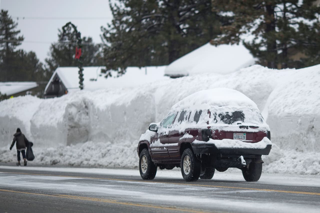 La cantidad de nieve continúa aumentando en el poblado de Mammoth Lakes, a 330 millas de San Francisco, tras el paso de varias tormentas a lo largo de California.