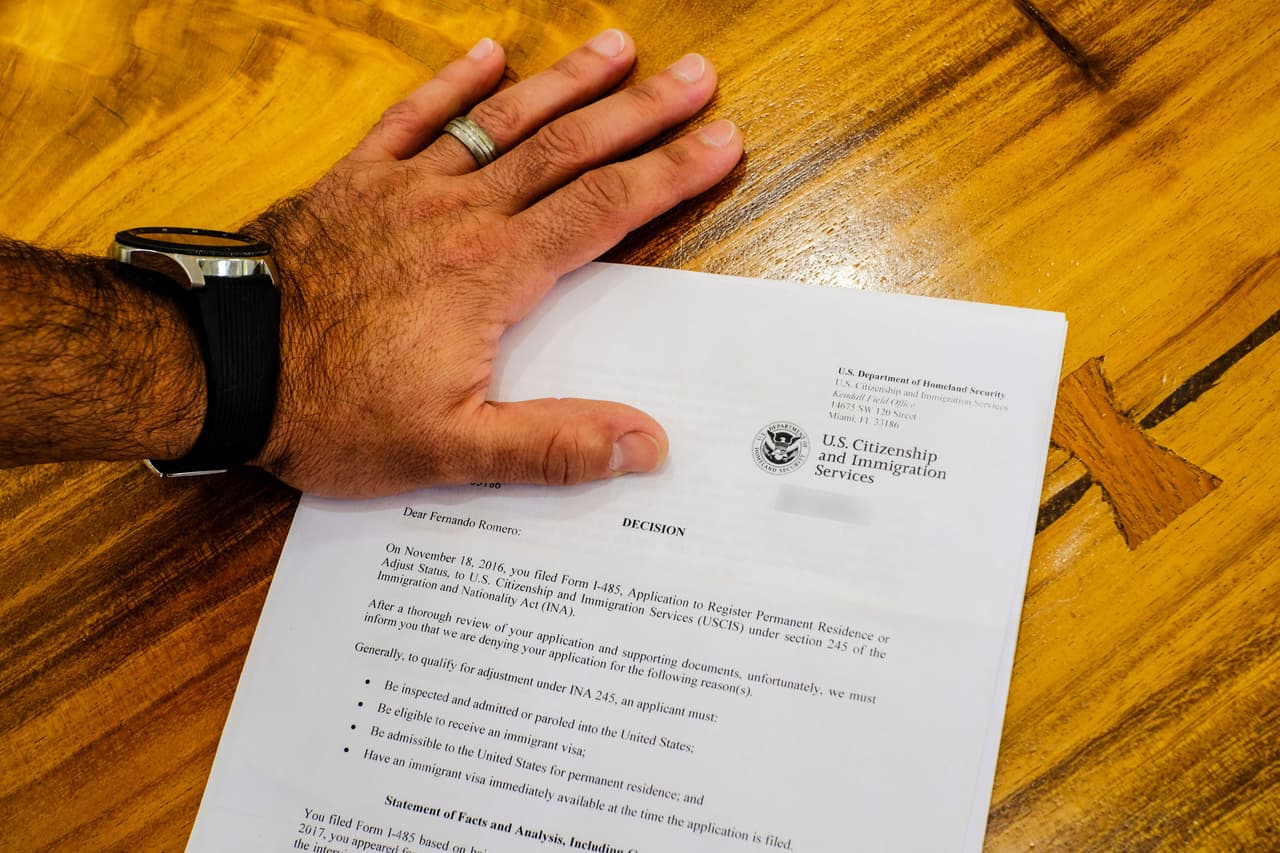 La carta que recibió Romero de USCIS le instruía a hacer los preparativos para salir del país "lo antes posible".