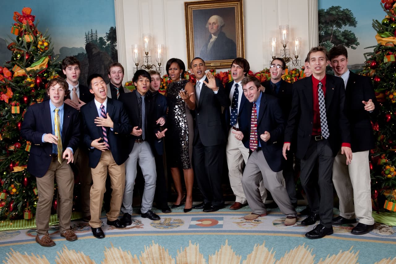 Cantando a capella el 10 de diciembre de 2010, Michelle Obama eligió por primera vez, entre las múltiples opciones que la acechaban, a uno de los diseñadores estadounidenses más reconocidos entre los más jóvenes, Marc Jacobs.