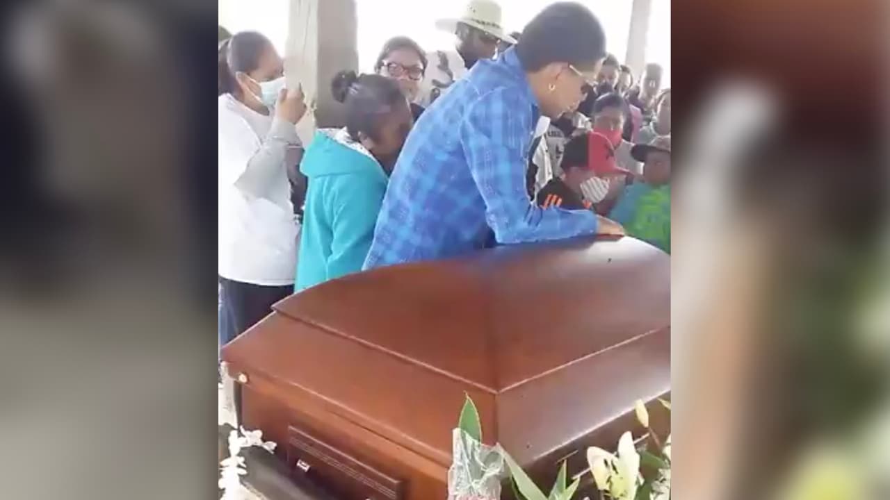 Su 
<a href="https://www.univision.com/local/houston-kxln/jose-ibarra-mexico-morir-fort-bend-fotos">cuerpo llegó a México</a> para ser enterrado. "Queremos justicia, porque lo hicieron sin que él tuviera la culpa" dijeron 
<a href="https://www.univision.com/local/houston-kxln/que-se-haga-justicia-exploran-opciones-legales-en-caso-del-joven-muerto-a-manos-de-la-policia-en-fort-bend-video" target="_blank">sus padres desde México</a> a Univision 45.