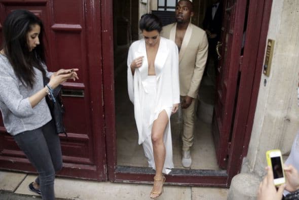 Las modas que luce Kim Kardashian siempre son tema de conversación entre los ‘fashionistas’. Y nos es para menos, ya que a Kim le encanta lucir sus curvas en confecciones ceñidas al cuerpo y escotes que dejan muy poco a la imaginación. Aquí recorremos los ‘looks’ donde Kim K ha presumido su tremenda “pechonalidad”. ¿Quieres ver más? las mejores del mundo del entretenimiento aquí
