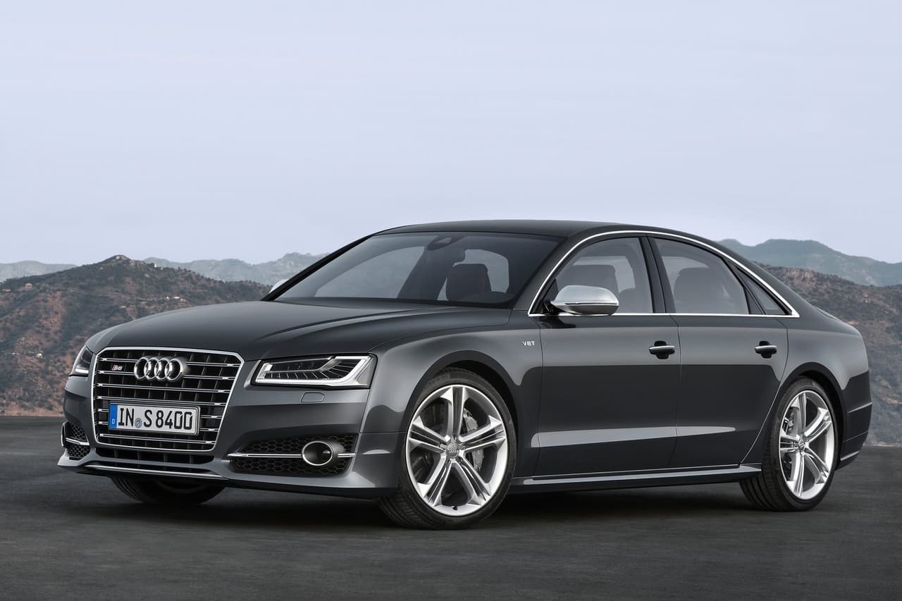 Pocos días después de su accidente,
<b>Audi</b> le entregó un
<b>S8</b> nuevo de cortesía, en lugar de llevar a reparar el que se había destruído.