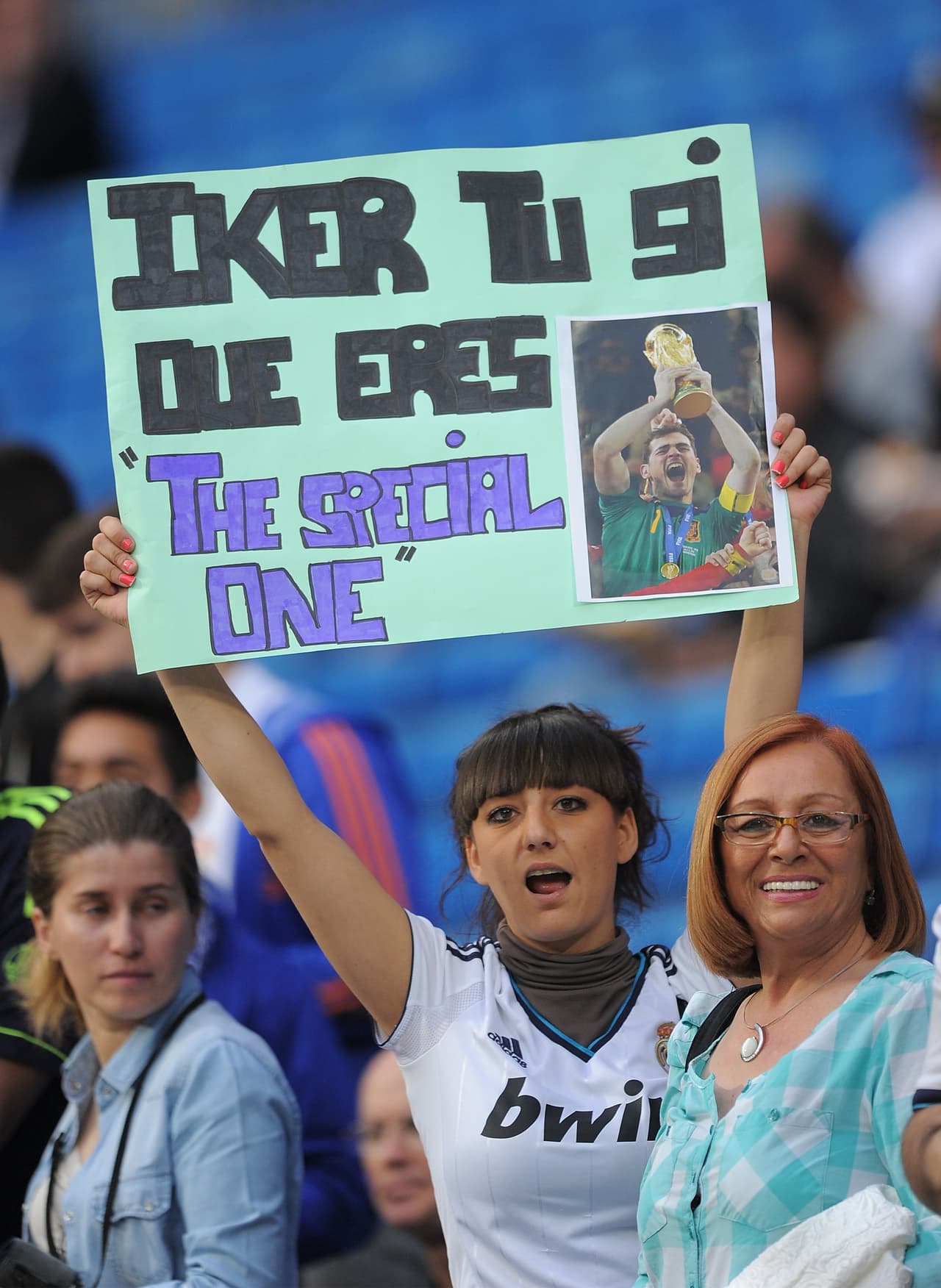 Muchos sectores del madridismo entraron en defensa de Casillas y hubo una gran polémica porque se relegara al arquero español, que a pesar de todo no vivía su mejor momento en cancha.