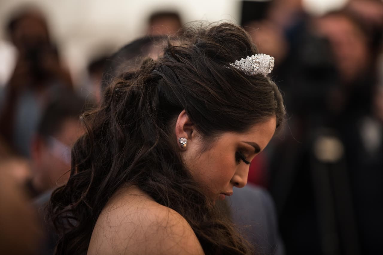 Rubí, una niña de pueblo ganadero completamente desconocida hace unas semanas, se ha vuelto un fenómeno viral. Recibió de regalo maquillaje, autos, becas y viajes. Fue apadrinada por fenómenos virales mexicanos como ella: un vendedor de tacos gay amante del grupo Menudo y un alcalde que cundió en las redes por admitir sin vergüenza que robó poco. Almudena Toral