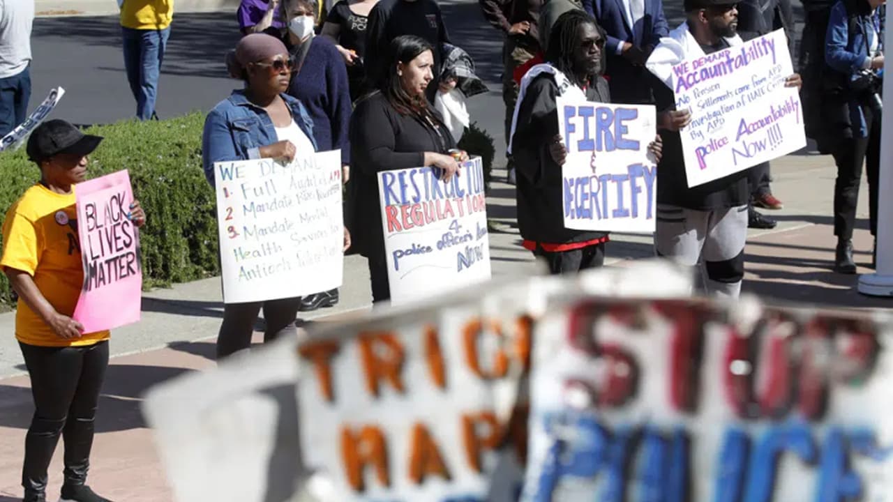Los miembros de la comunidad escuchan a los oradores durante una manifestación en la sede de la policía de Antioch en Antioch, California, el martes 18 de abril de 2023.
<br>