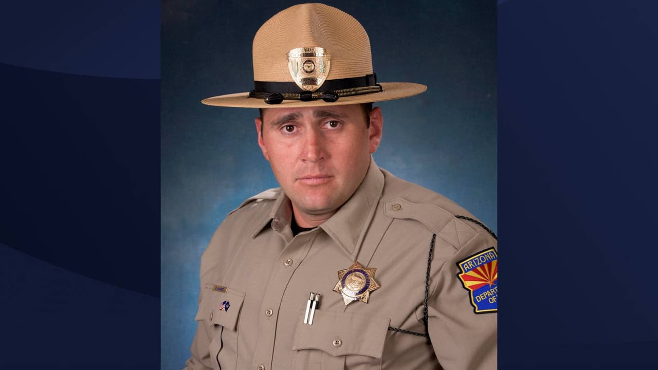 Agente estatal salva a un hombre de un ataque de toro