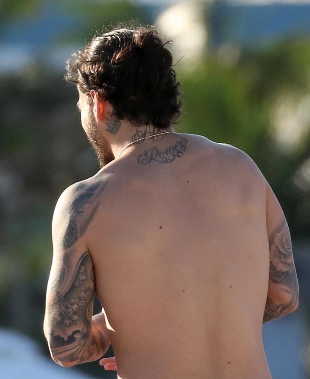 Maluma lleva a sus primos pequeños en la parte superior de la espalda. Los ama como si fueran sus hermanos, pues son hijos de su tía Yudi Arias, de manera que sus nombres han quedado inscritos allí para siempre: Apolo y Romeo.