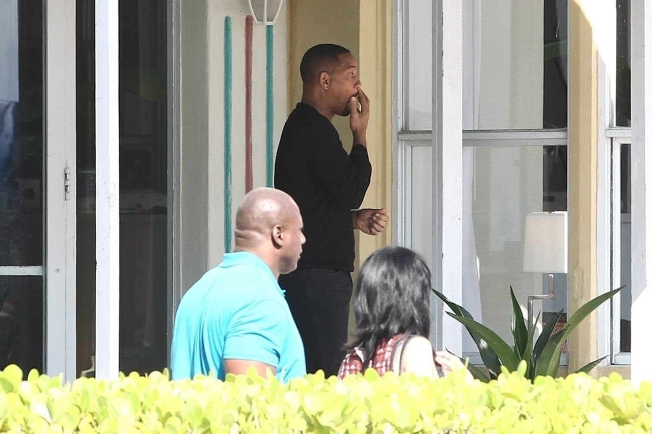 Will Smith, quien vestía con pantalón y camisa negra, lucía tranquilo mientras se resguardaba del sol e intenso calor que se dejaba sentir en el set.