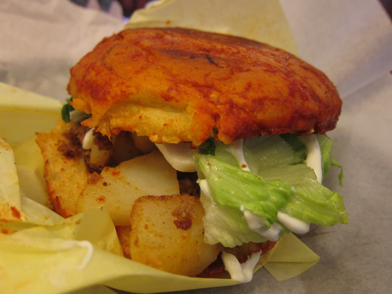 <b>Pambazos: </b> pan blanco de trigo relleno de un guiso hecho con papas y chorizo –embutido de cerdo con adobo de chiles–, como un sándwich que luego es sumergido en una salsa de varios chiles y dorado o frito en el sartén. Antes de servirlo se le añade lechuga, crema y queso fresco de vaca. Un favorito para abrir el apetito en la noche mexicana.
<br>
<br>