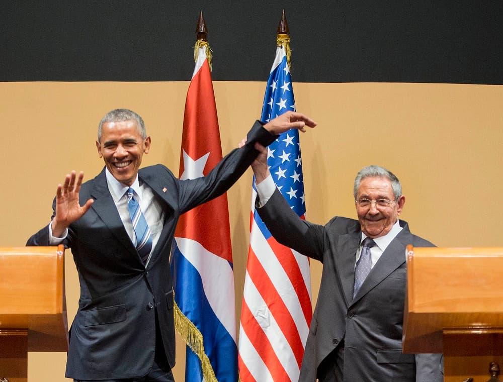 En diciembre de 2014 Raúl Castro y Barack Obama anunciaron el comienzo de negociaciones para restablecer las relaciones diplomáticas y en 2015 ambos países reabrieron sus embajadas. Donald Trump prometió que la normalización de las relaciones con Cuba dependerían de sus avances en materia de derechos humanos.
<a href="https://www.univision.com/noticias/relaciones-cuba-estados-unidos/exclusiva-los-ataques-sonicos-a-diplomaticos-estadounidenses-en-cuba-el-ultimo-misterio-en-un-mundo-de-espias"> <u>Las autoridades de EEUU investigan las afectaciones de varios funcionarios expuestos a un ‘ataque sónico’</u></a> en territorio cubano. En su discurso por el 60 aniversario de la revolución Raúl Castro
<a href="https://www.bbc.com/mundo/noticias-america-latina-46736630"> <u>criticó al gobierno de Trump por regresar a la política de confrontación con la isla</u></a>. En la fotografía Barack Obama durante su encuentro con Raúl Castro en la habana en marzo de 2016.