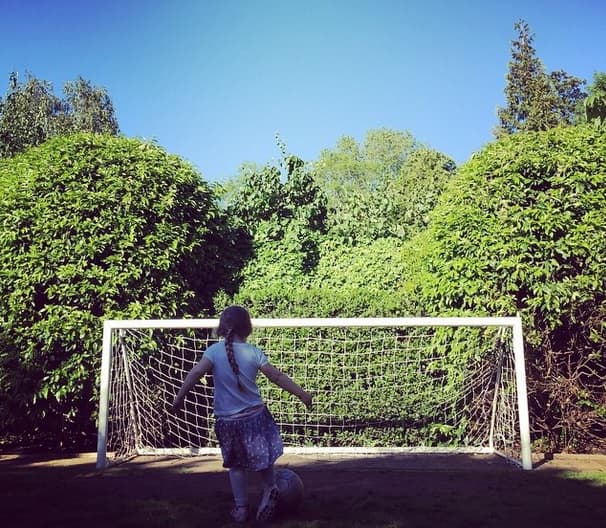 ¡Ternura! Harper sigue los pasos de su papá David Beckham