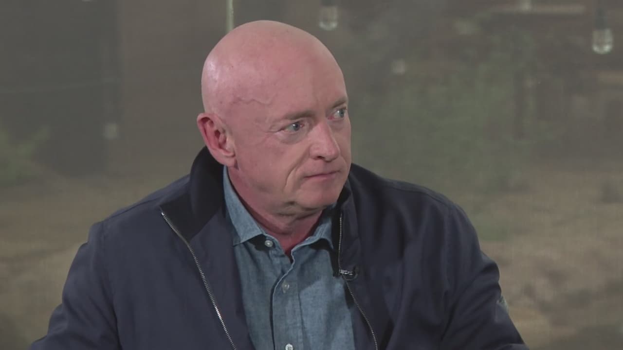 "ICE está fuera de control": Mark Kelly habla de inmigración y responde si buscará la presidencia
