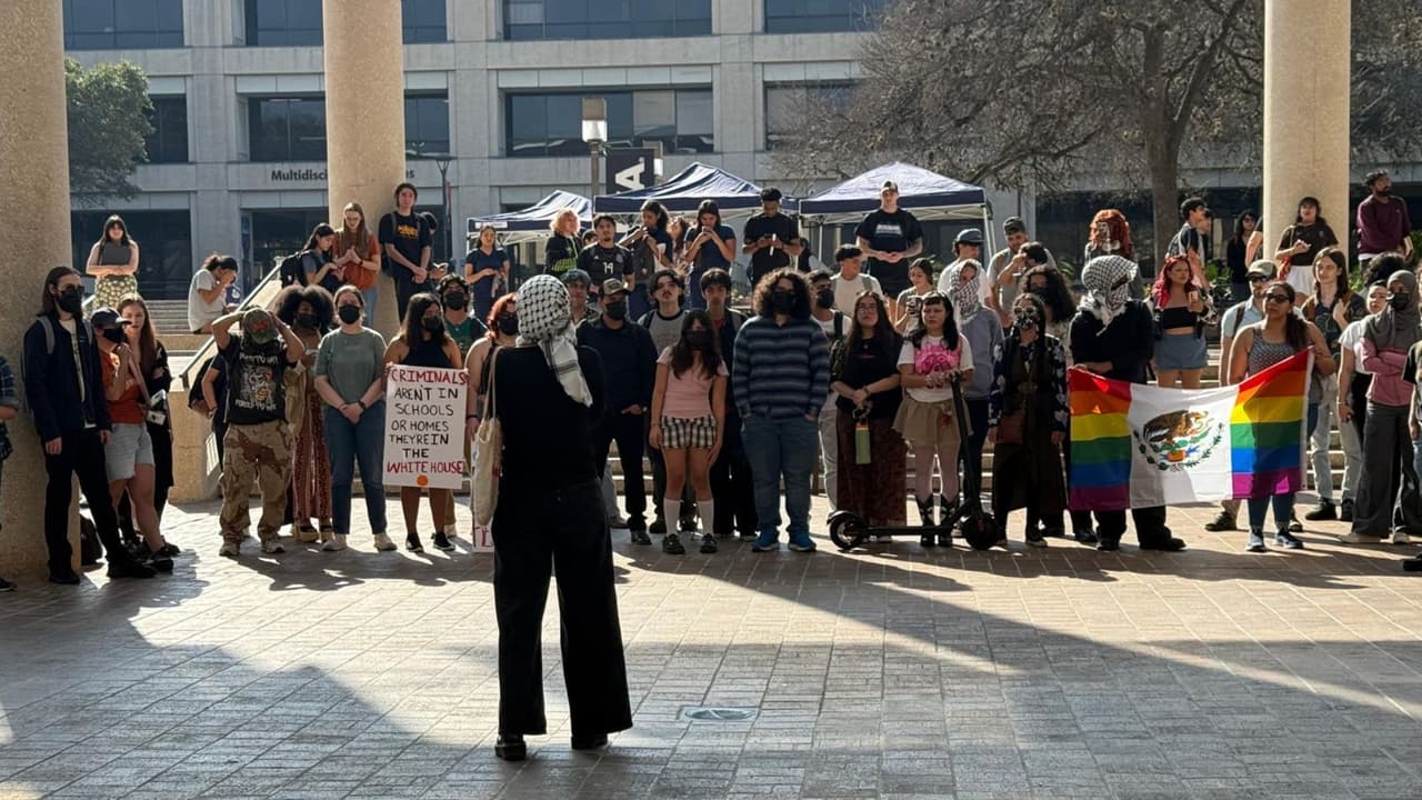 Un grupo de estudiantes de la Universidad de Texas en San Antonio (UTSA) salió a protestar contra las políticas migratorias del presidente Donald Trump. Expresaron sentirse traicionados por la universidad tras saber que UTSA dejará entrar a agentes de ICE si se lo piden.