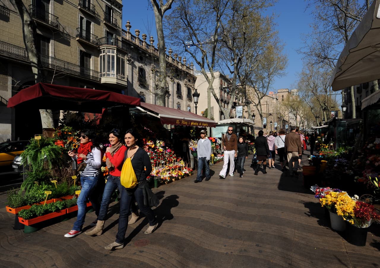 En un día normal, en La Rambla de Barcelona además de miles de turistas, catalanes locales que han quedado con sus amigos para tomarse un bocadillo, o que han llegado a la Plaza de Cataluña para tomar alguna línea del tren que atraviesa la ciudad, hay también muchas flores, puestitos de flores que se instalaron ahí desde el siglo XIX y que han sido testigos de todo. Este jueves también tuvieron que ser testigos del mortal ataque.
<br>