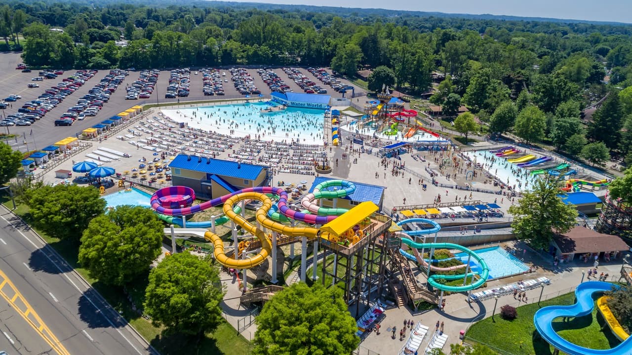 <b>Waldameer Park & Water World</b>: Construido en 1896 cerca de la orilla del lago Erie, los visitantes aprecian el carácter histórico y la "sensación retro" del parque. Water World, el parque acuático al aire libre de la atracción, abrió sus puertas en 1986 y funciona durante los meses de verano. Sus características principales incluyen 31 toboganes de agua, así como una piscina de olas de 500,000 galones con capacidad para 1,000 personas.