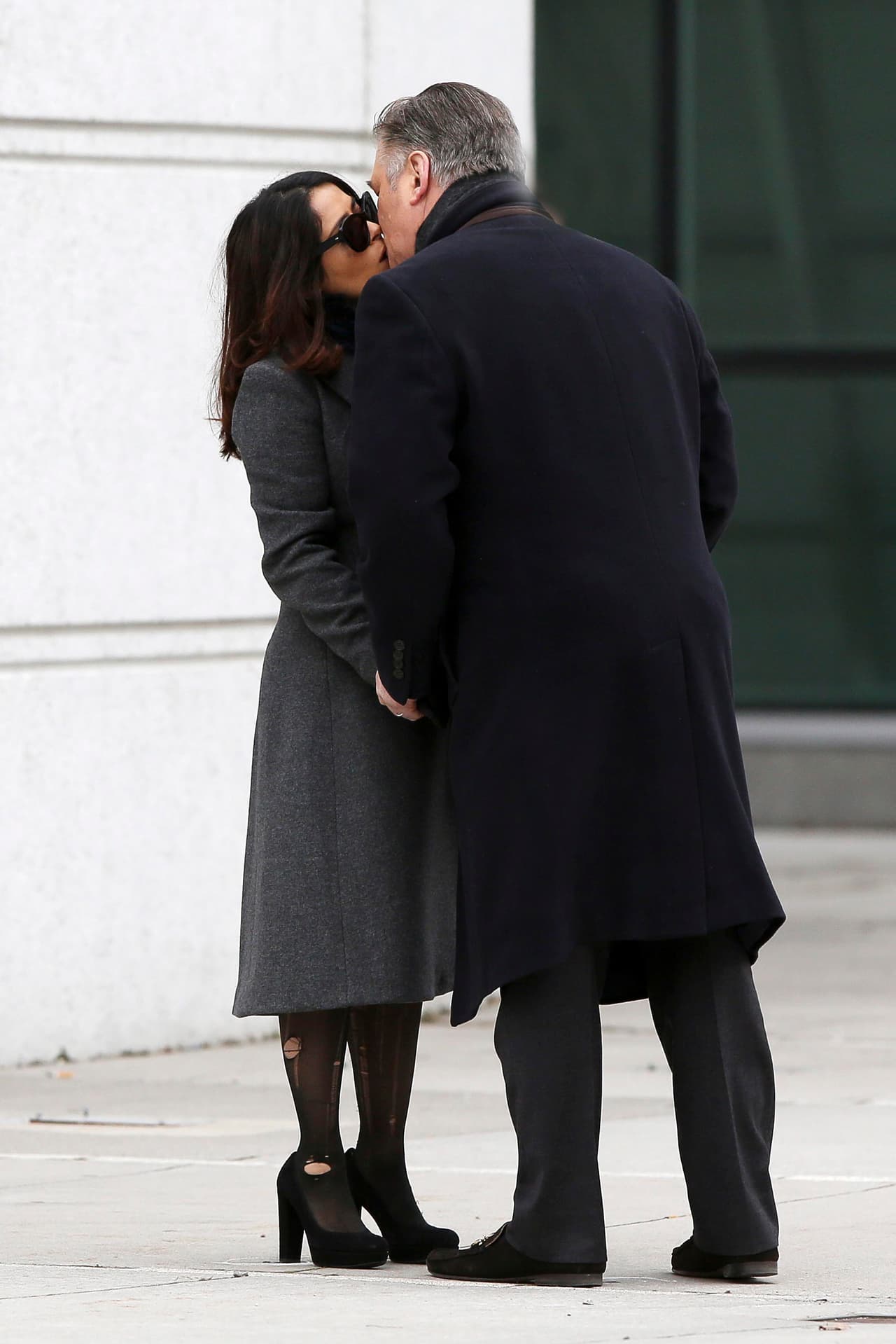 OMG! Salma Hayek y Alec Baldwin fueron captados dándose tremendo beso.