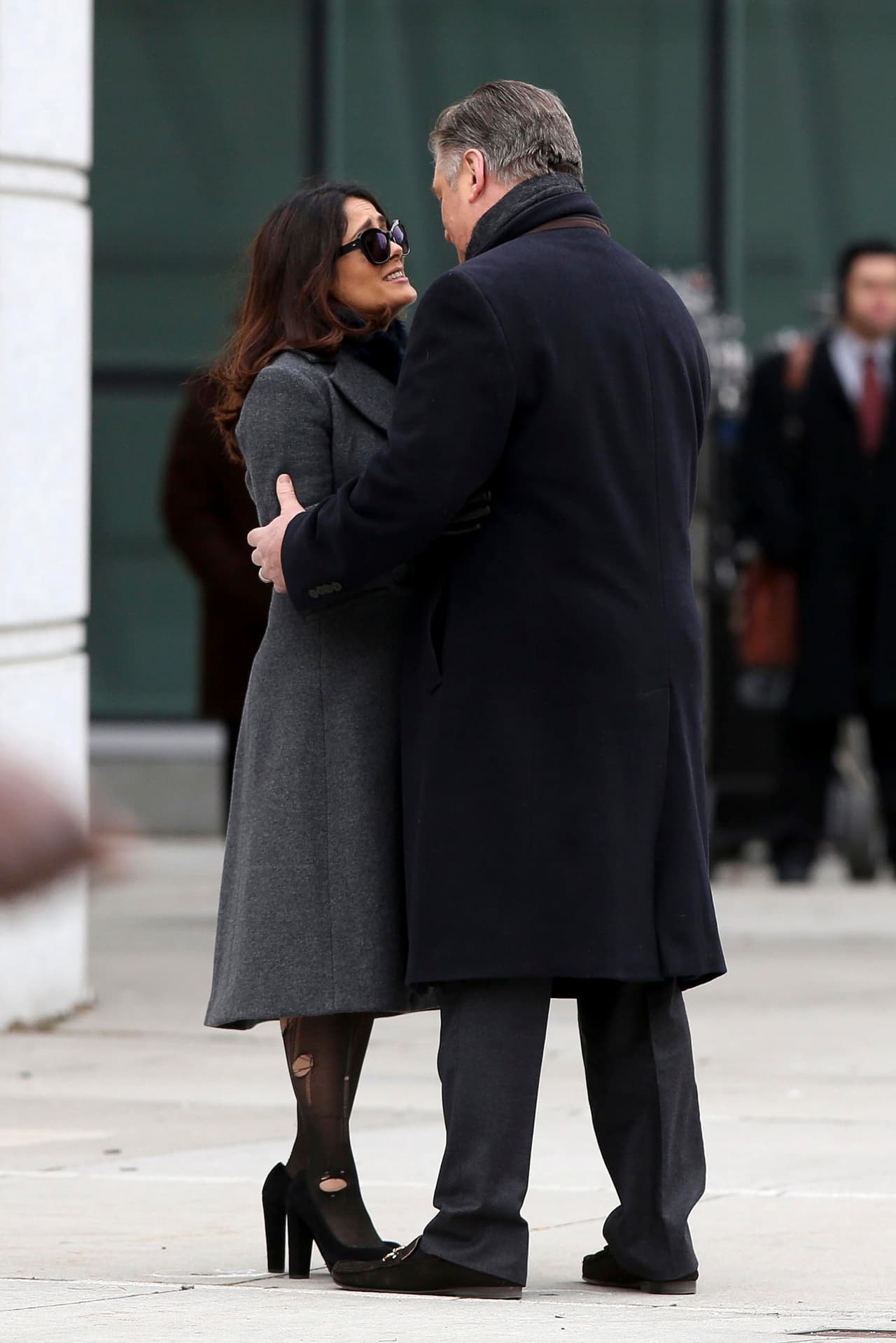 Salma y Alec son muy profesionales y estos besitos son sólo parte de una escena.