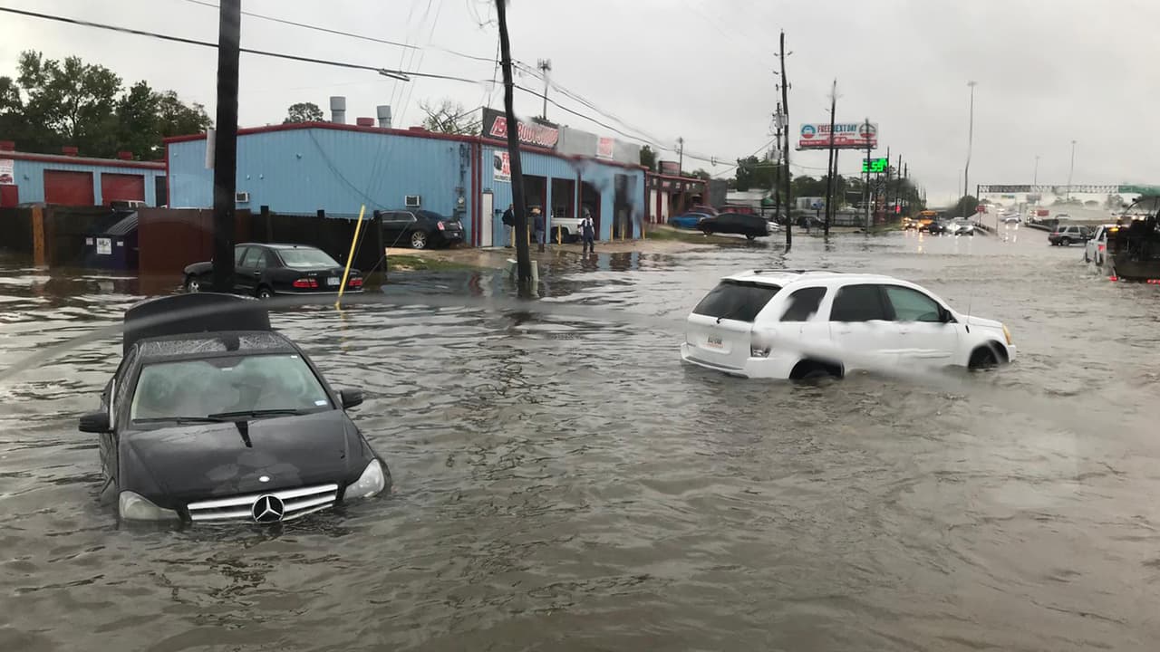 Automóviles varados en Eastex Freeway and Lauder Road.