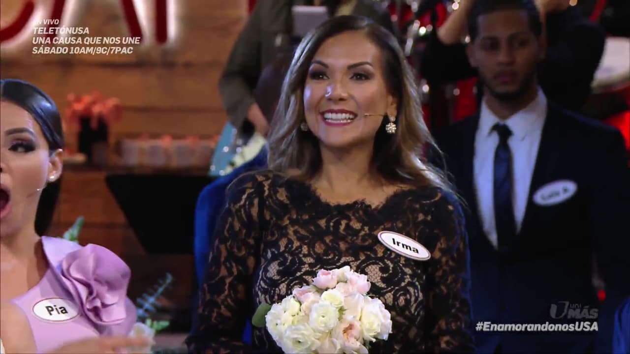 Aunque Pía estuvo en primera fila esperando atrapar el ramo, Irma fue la vencedora.