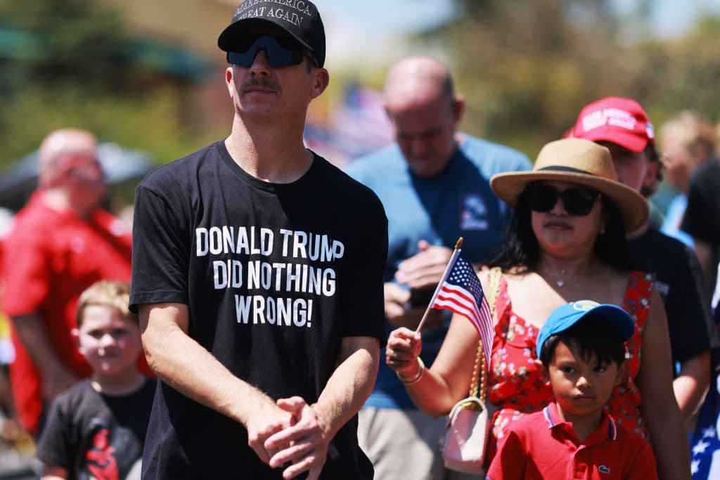 Uno de los asistentes a la improvisada demostración de solidaridad llevaba una camiseta con el mensaje "¡
<b><a href="https://www.univision.com/shows/noticiero-univision/donald-trump-es-hallado-culpable-de-todos-los-cargos-en-el-juicio-penal-en-su-contra-en-nueva-york-video" target="_blank">Donald Trump no hizo nada malo</a></b>!".