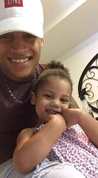 Cada vez que tiene la oportunidad, el chico presume al amor de su vida.