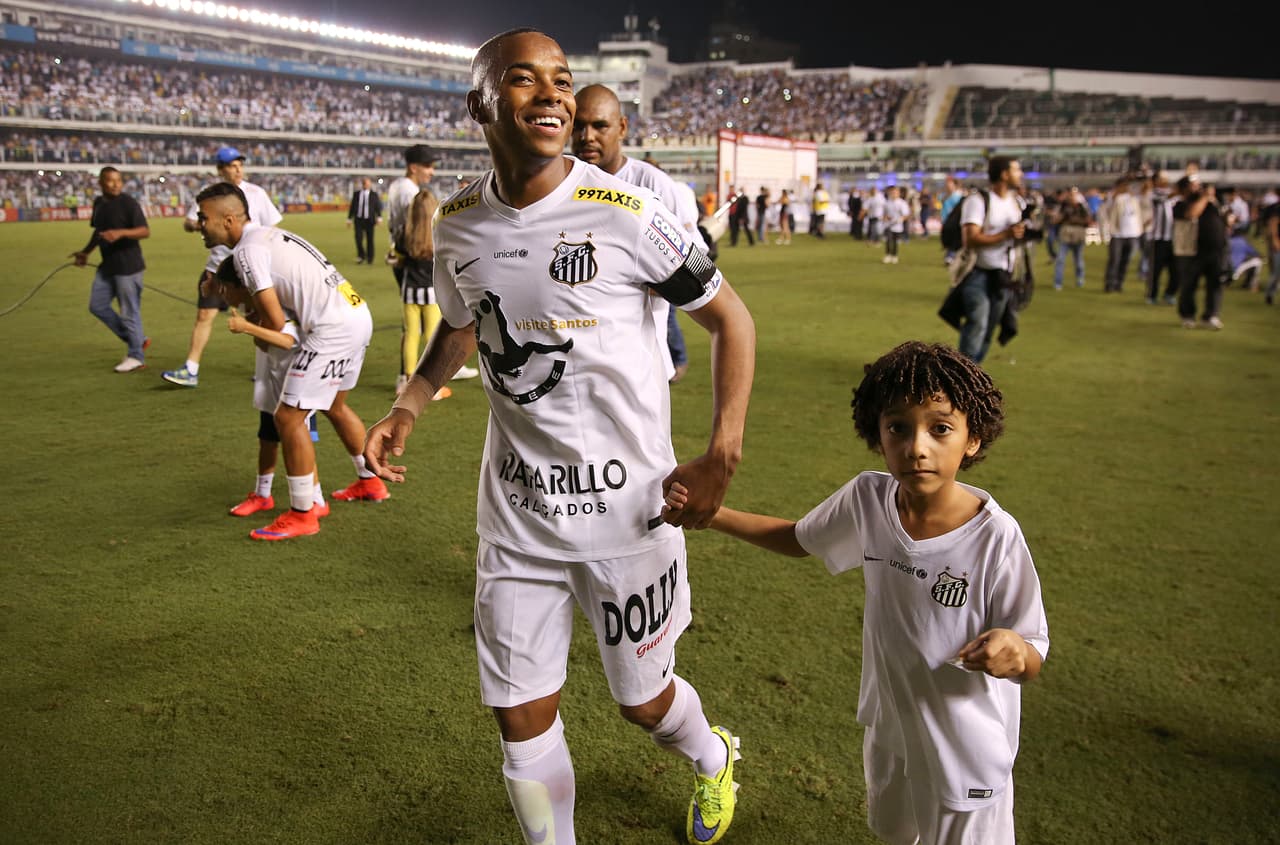 Robinho. Desde los 15 años llamó la atención de los periodistas deportivos, incluso de Pelé. En su primera temporada con Santos anotó en 10 ocasiones.